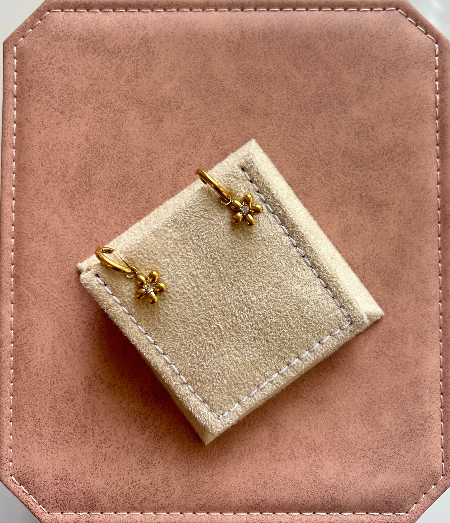 Flower hoops earrings