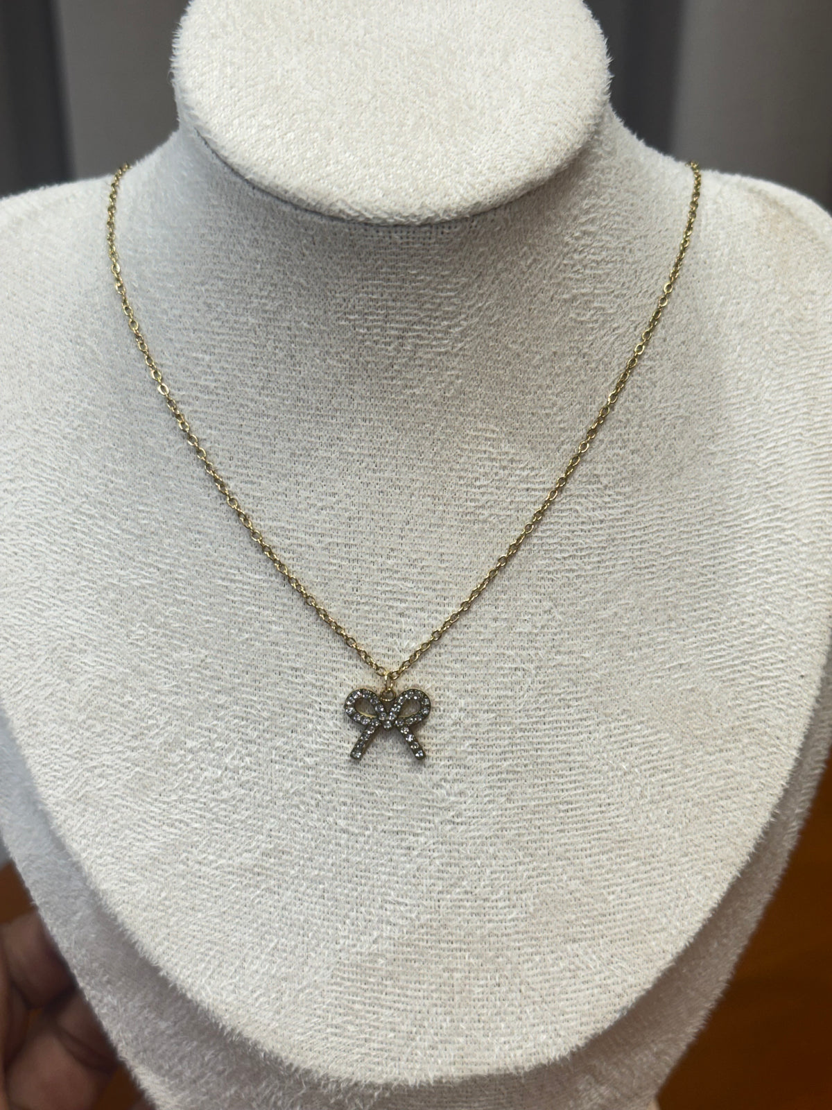 Bow necklace