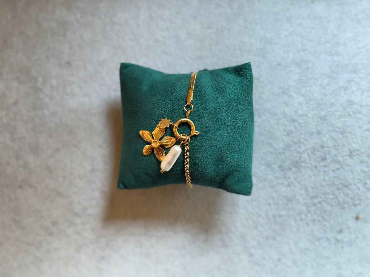 Flower Charm Bracelet Gold