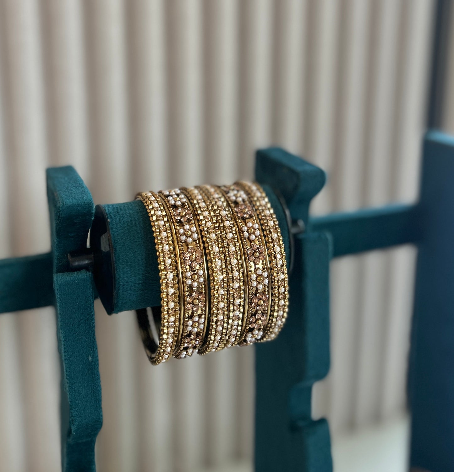 Flower with white stone bangle set