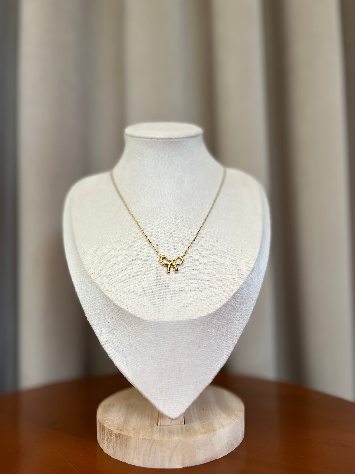 Bow necklace