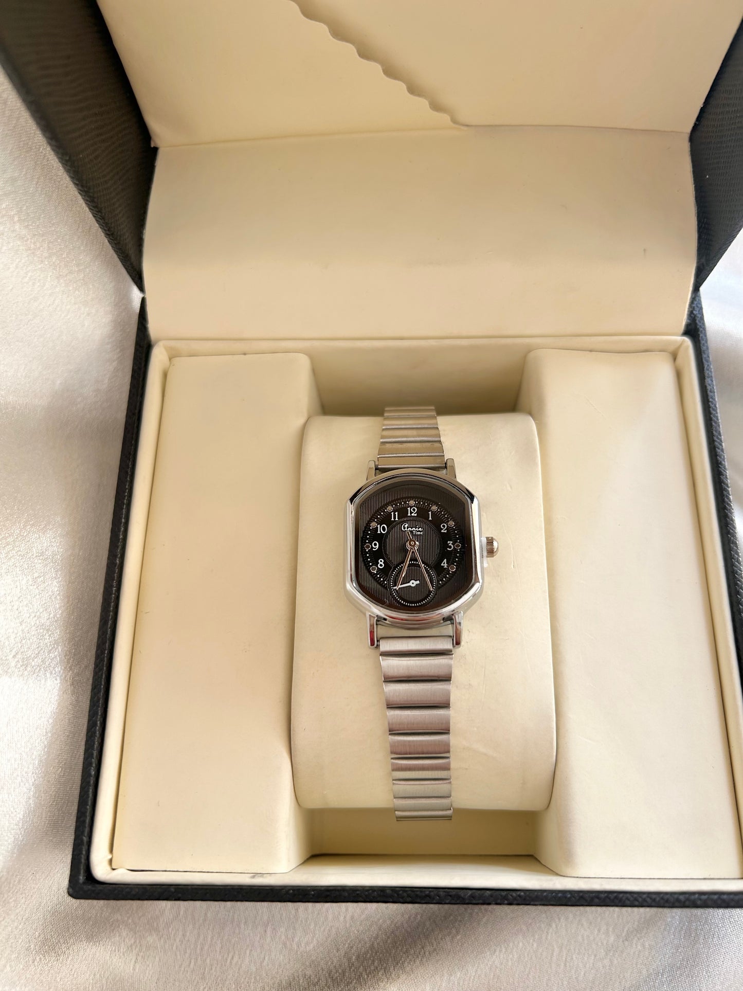 Classic Silver-Tone Watch with Metal Strap Black dial