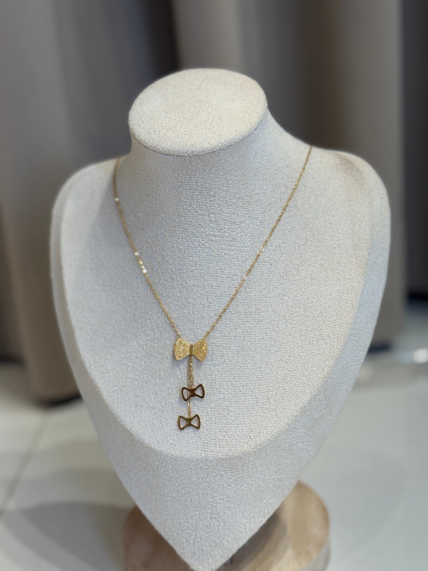 Bow necklace