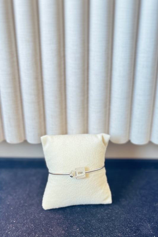 Elegant lock bangle