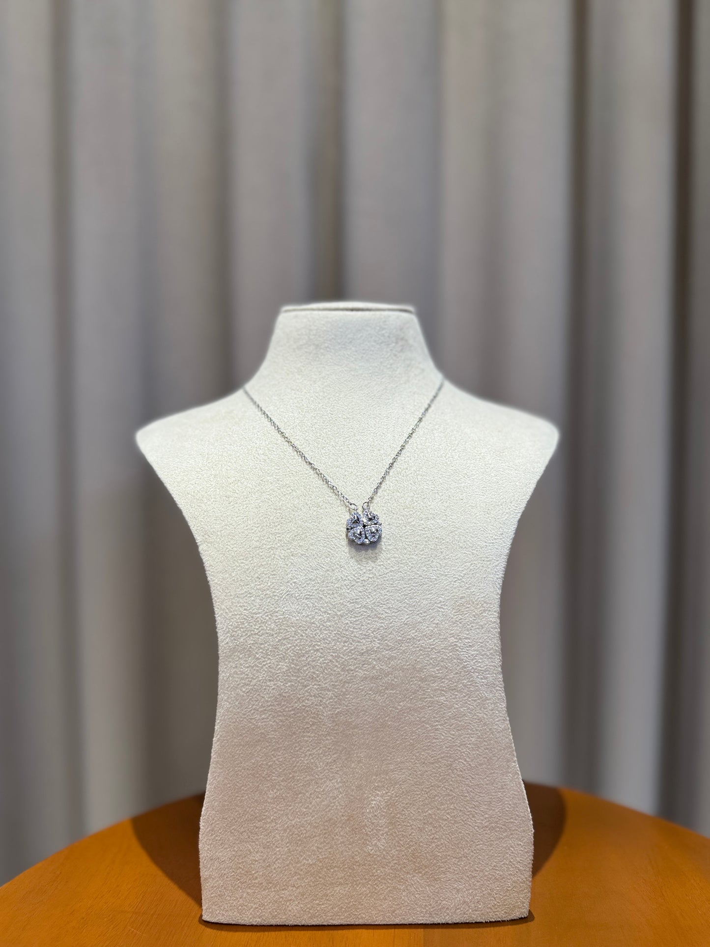 Magnetic flower Necklace - Silver