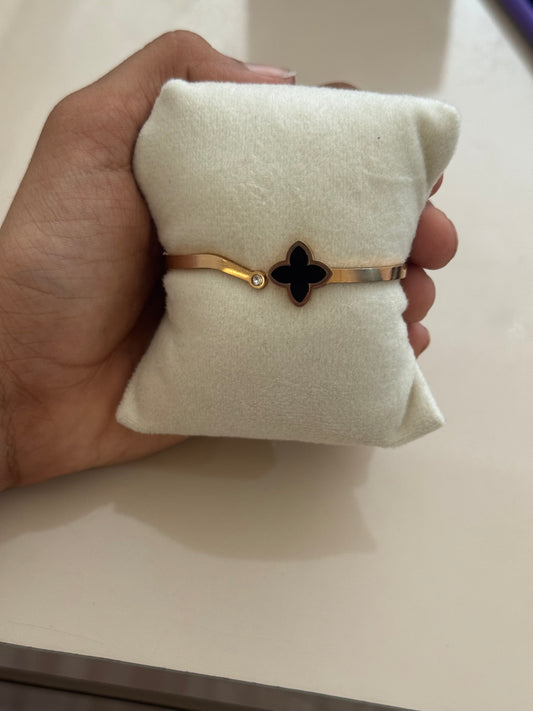 Clover rose gold bangle