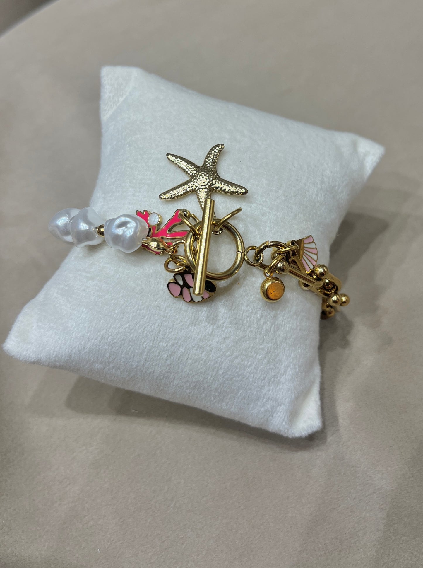 Charm bracelet with pearls