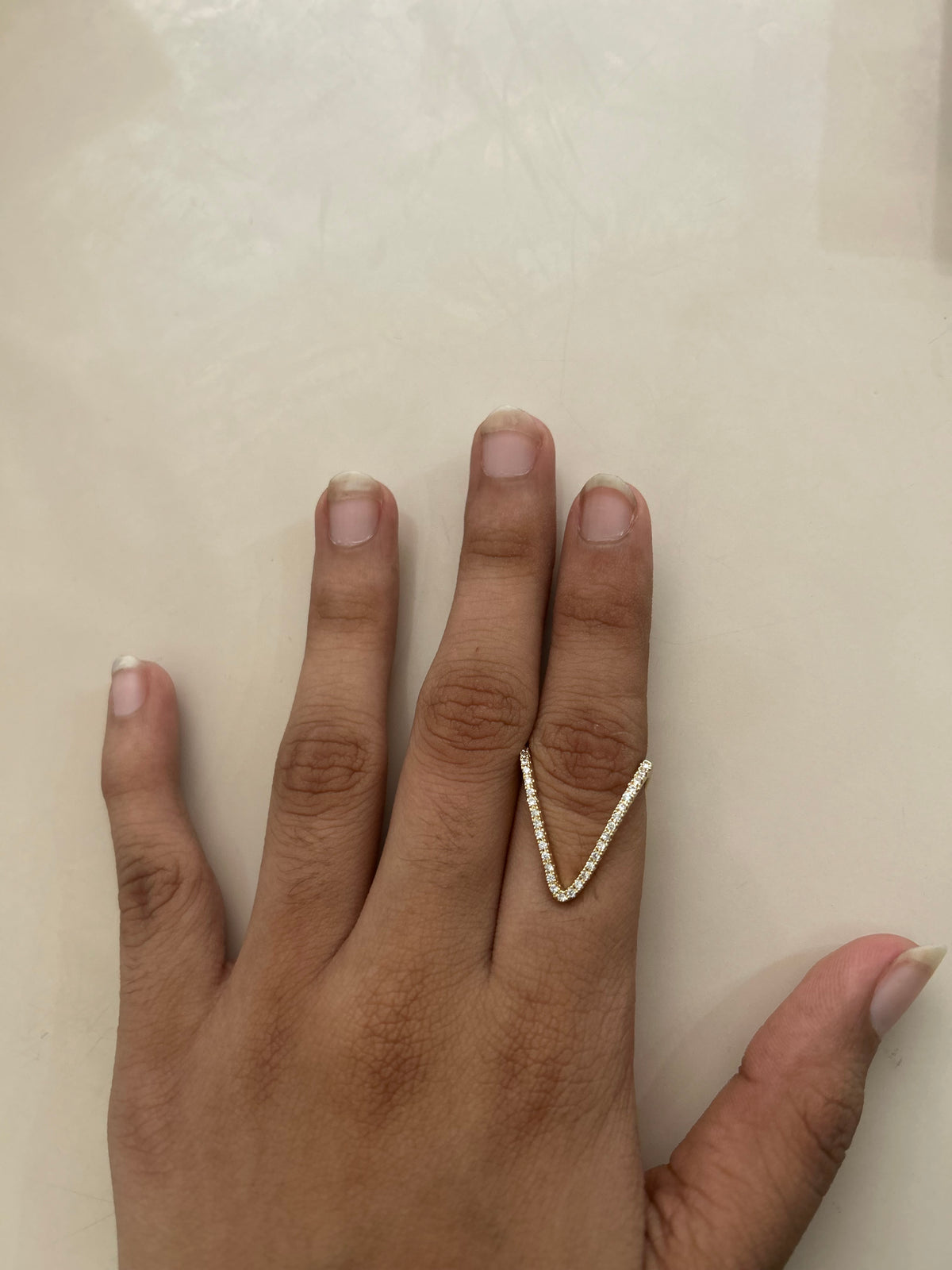 V ring gold