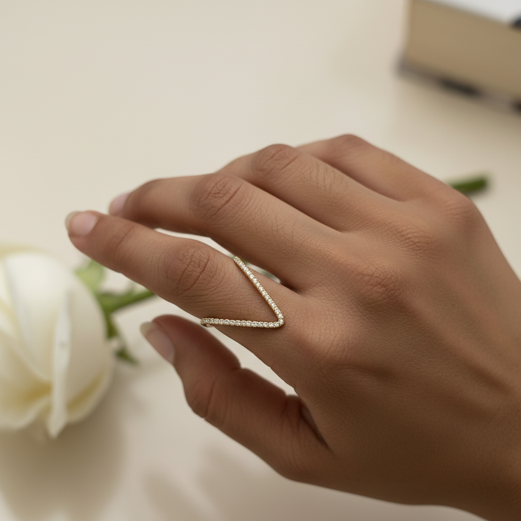 V ring gold