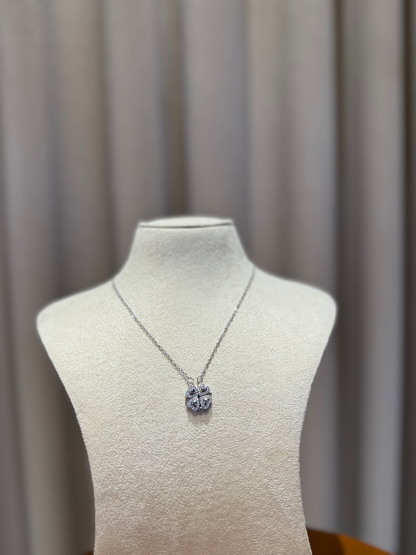 Magnetic flower Necklace - Silver