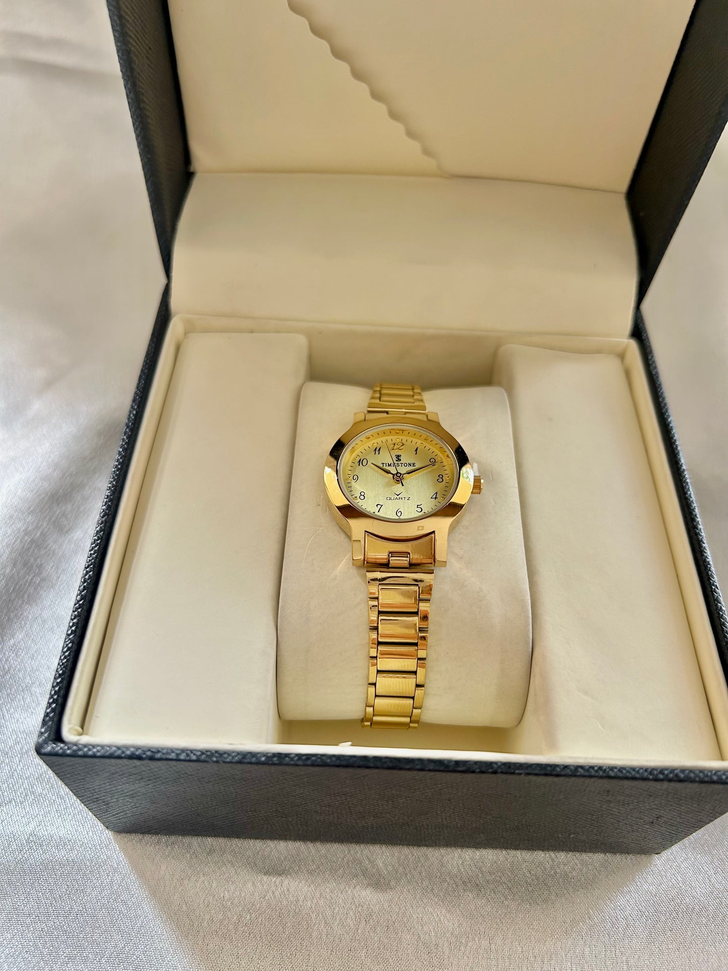 Classic Gold-Tone Quartz Watch with Metal Strap