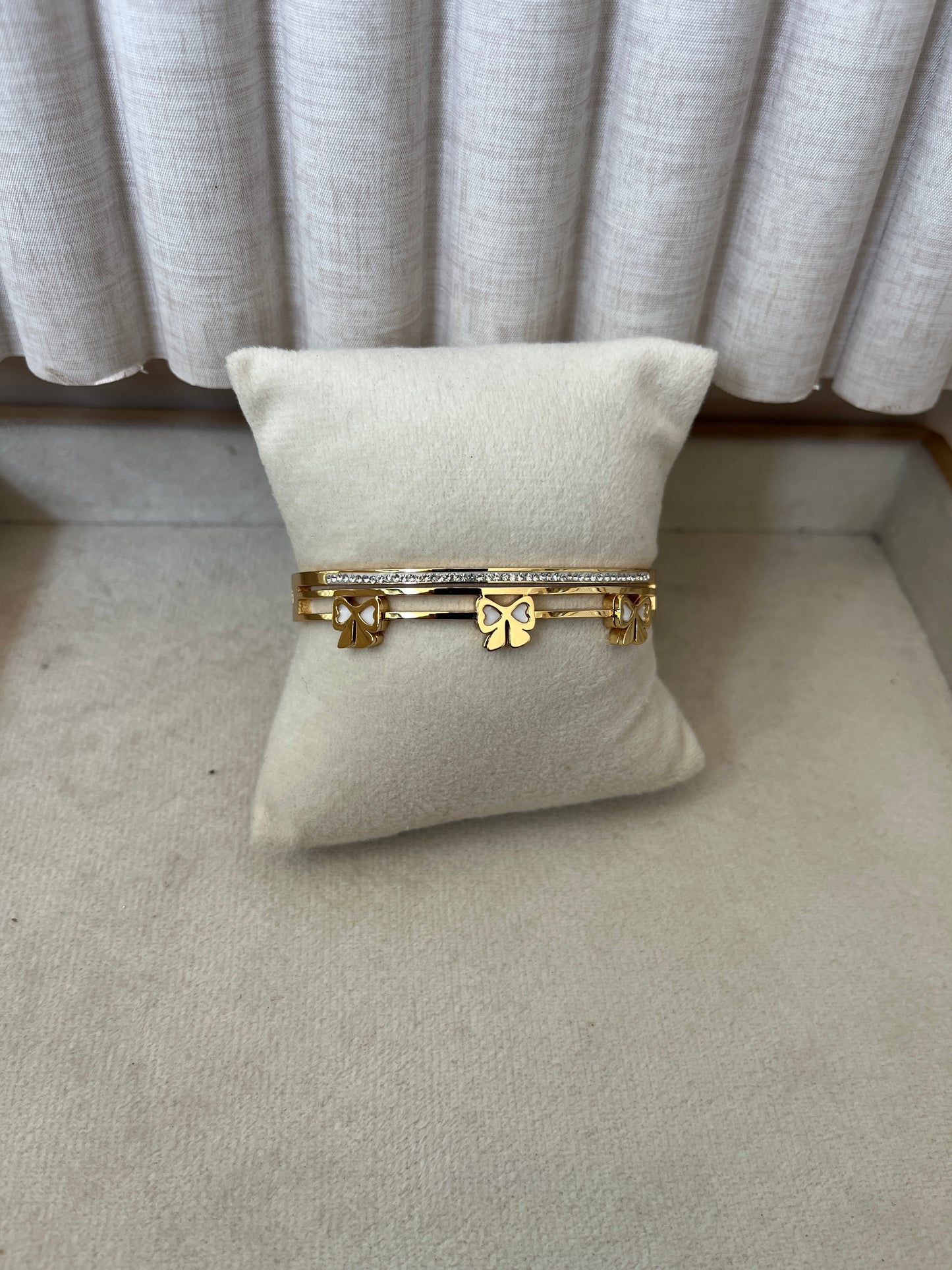 Bow bangle
