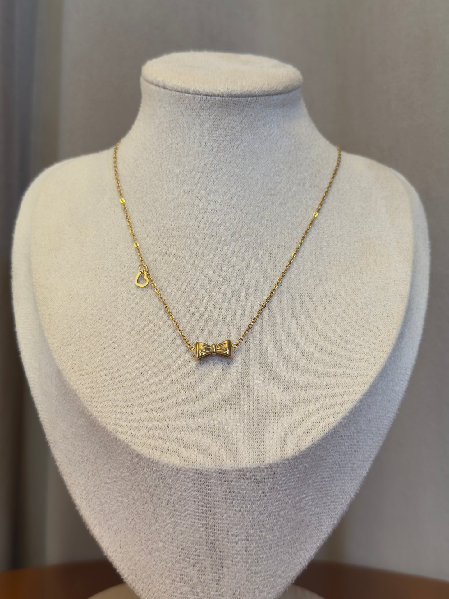 Bow necklace