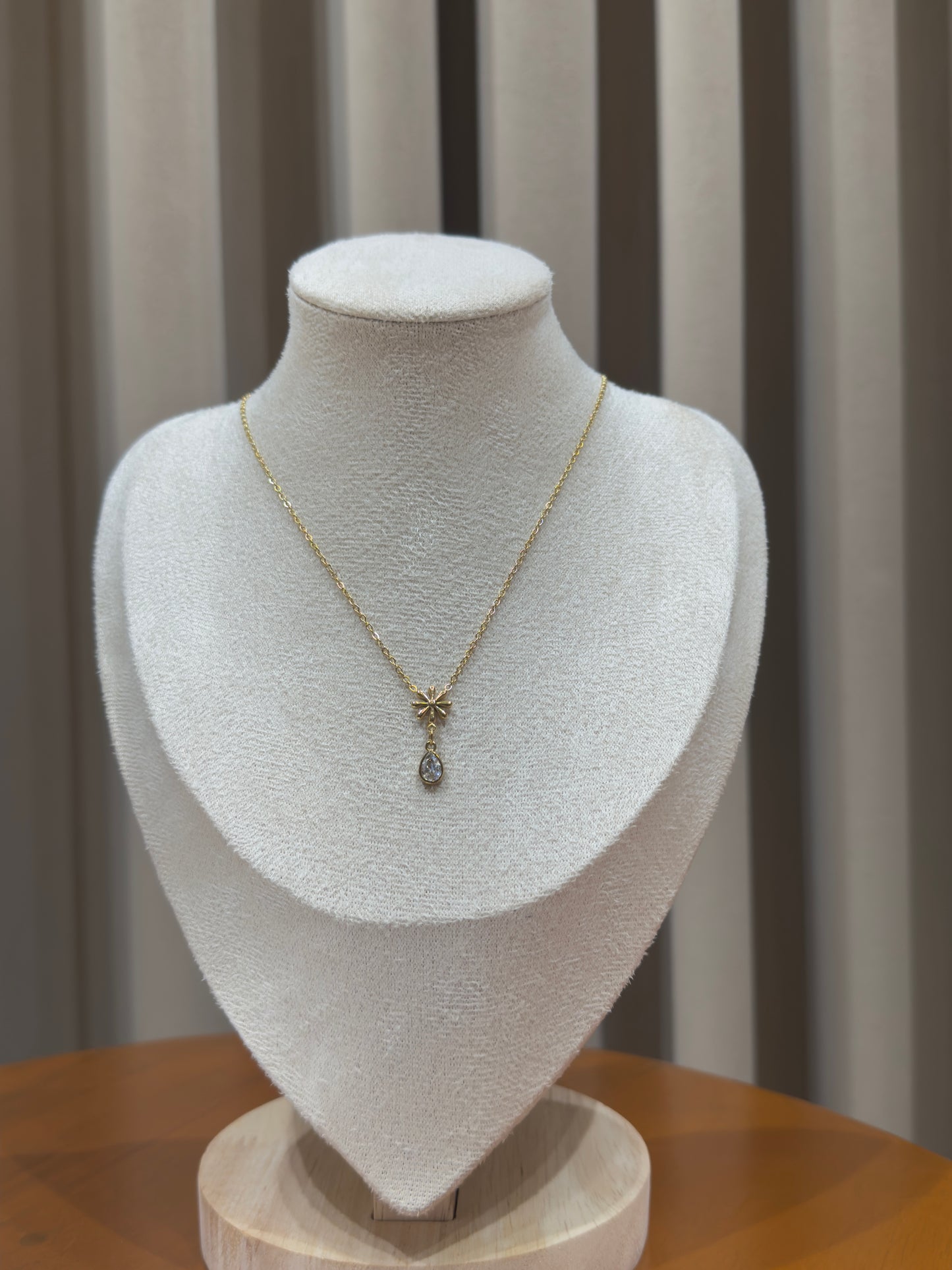 Drop and flower necklace