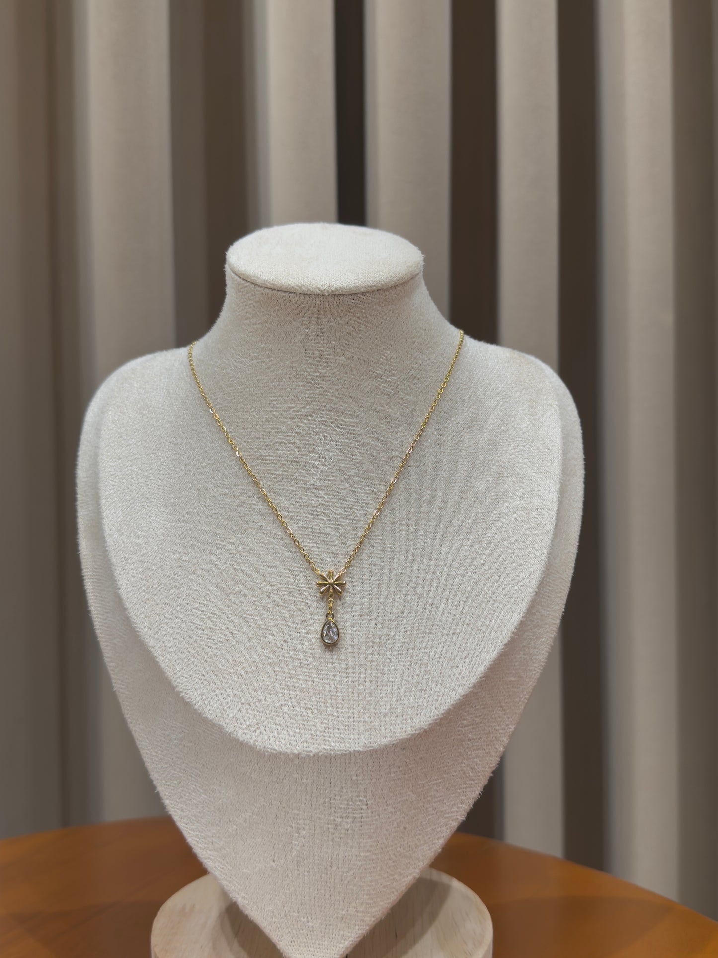 Drop and flower necklace