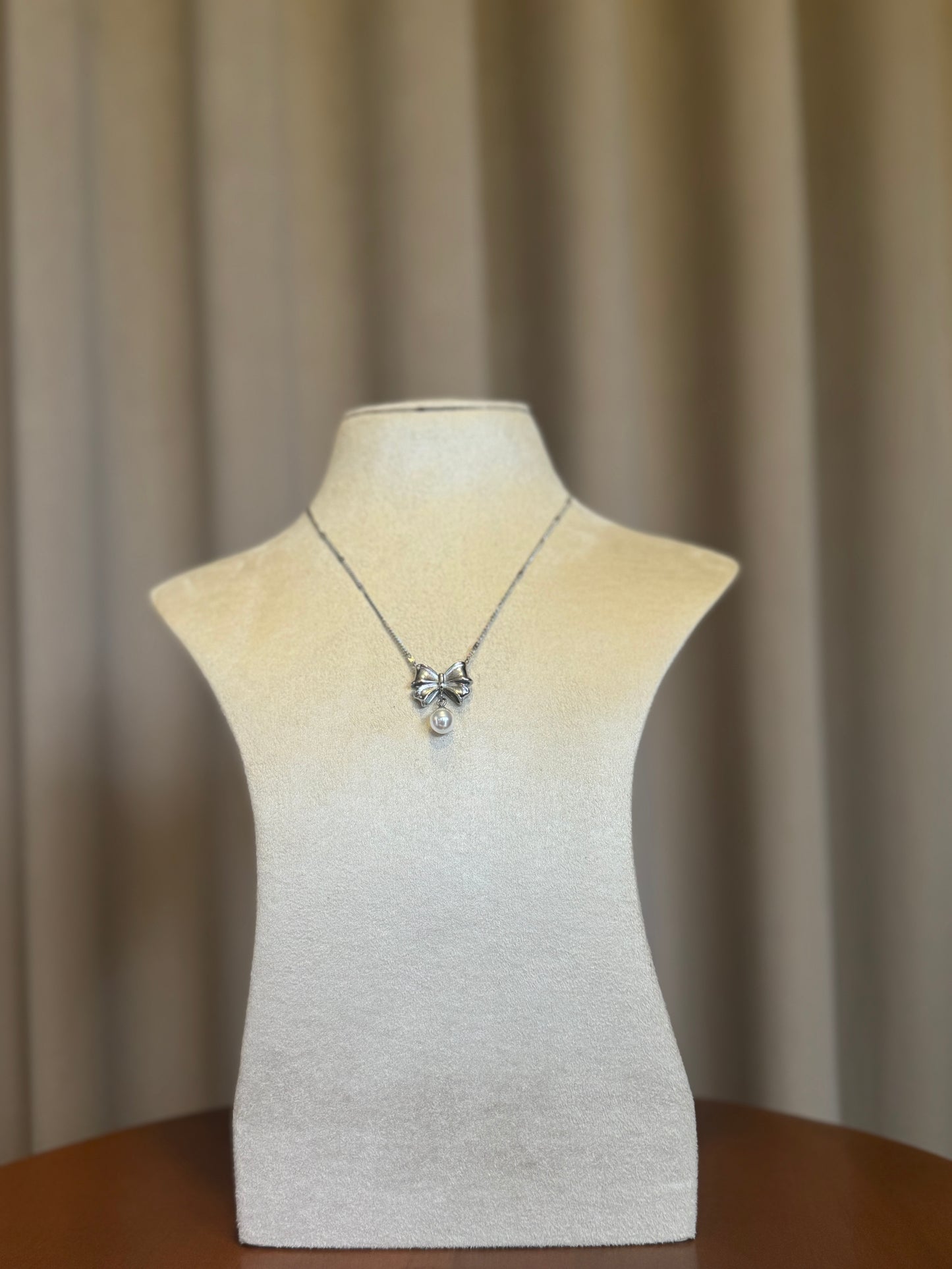 Bow with pearl Necklace - Silver