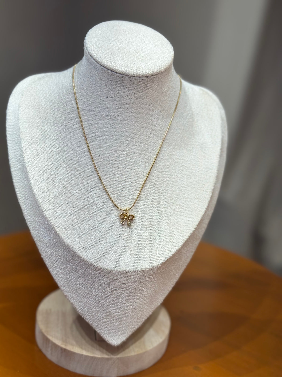 Bow necklace