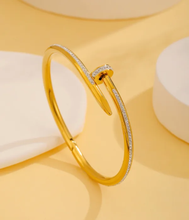 Nail cuff Gold W/Full Stone