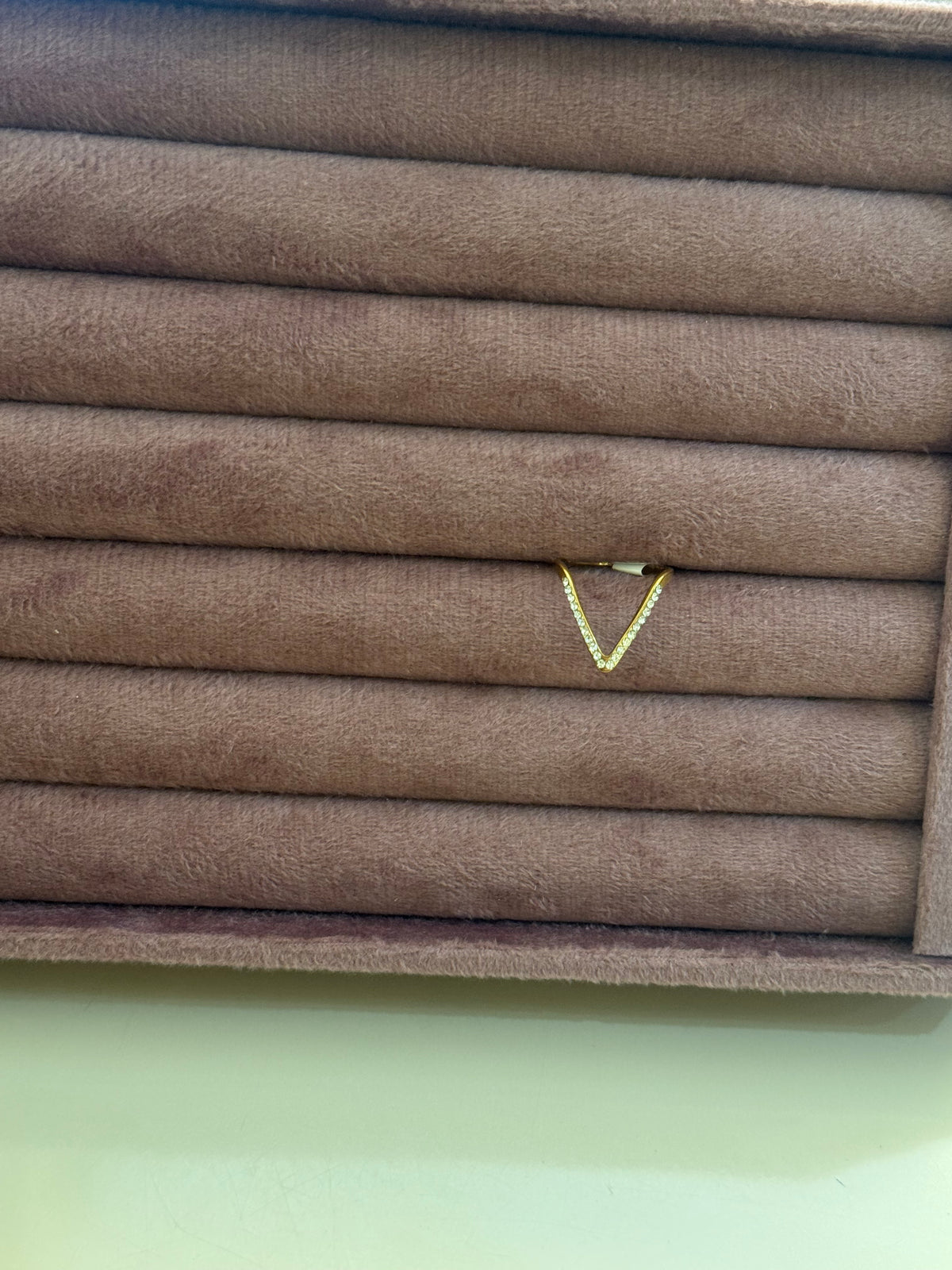 V ring gold