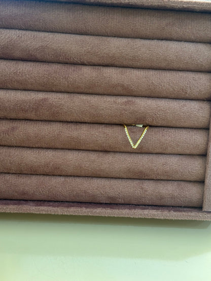 V ring gold