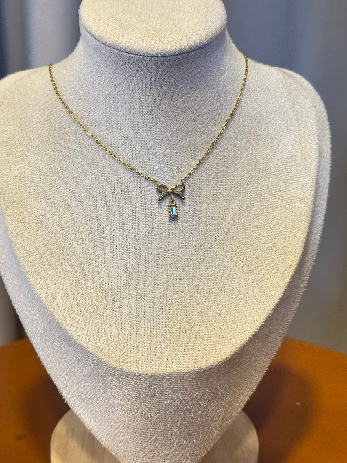 Bow necklace