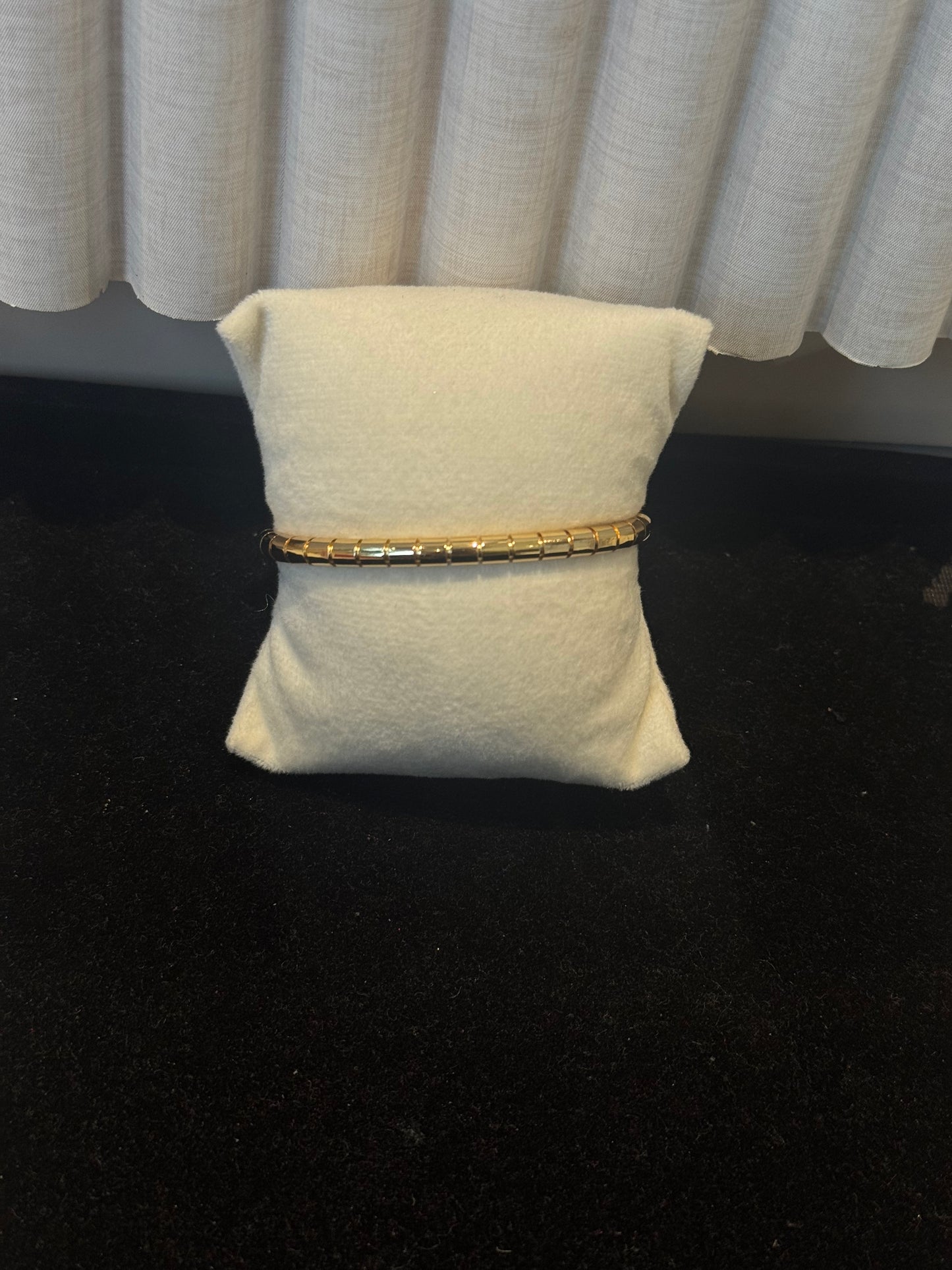 Straight bangle