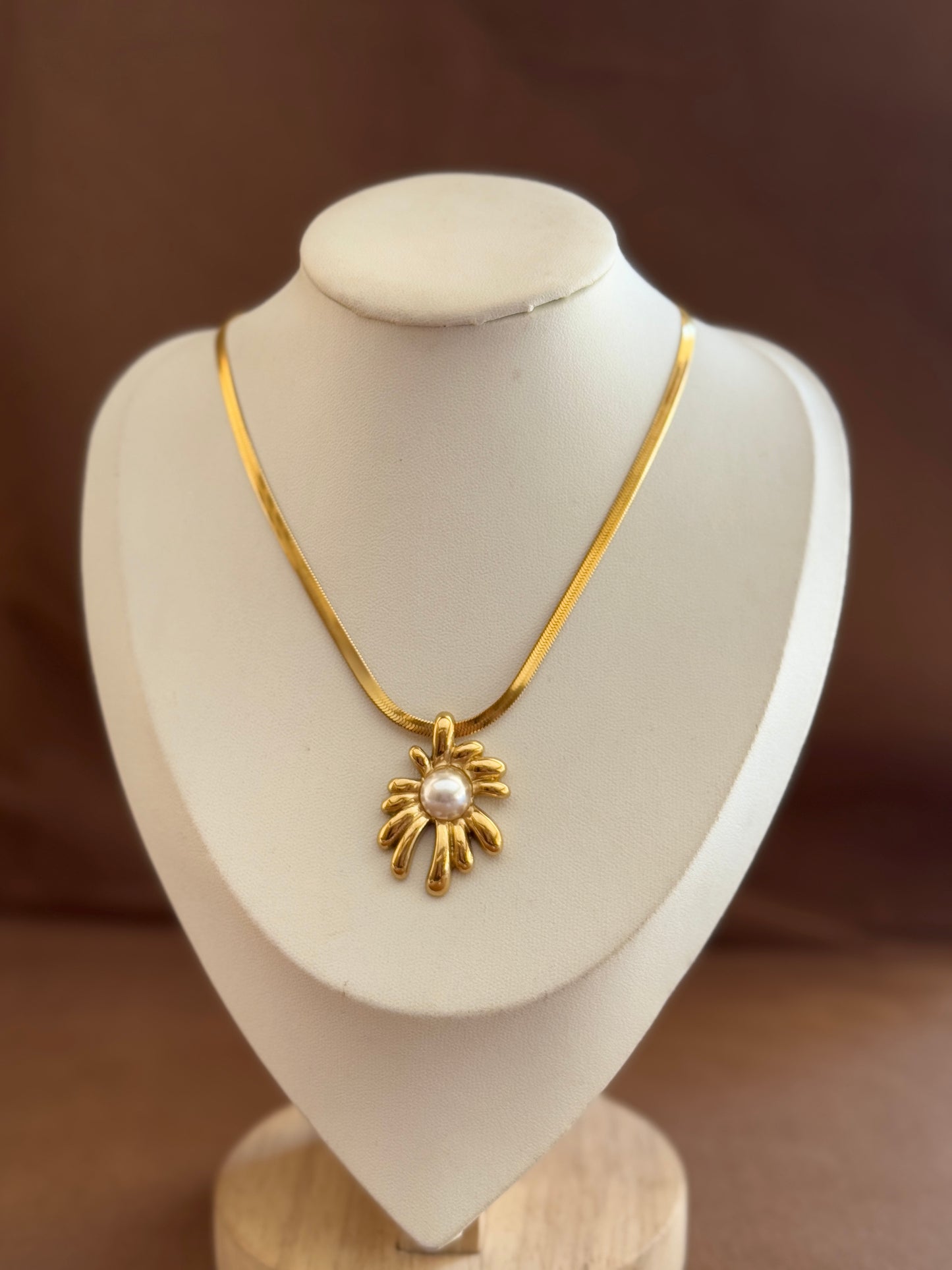 Pearl flower necklace