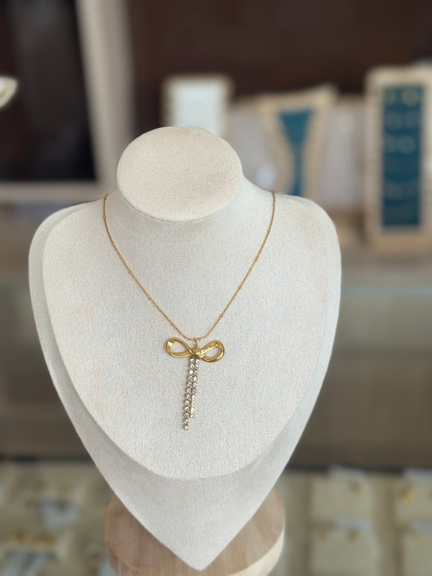 Bow necklace