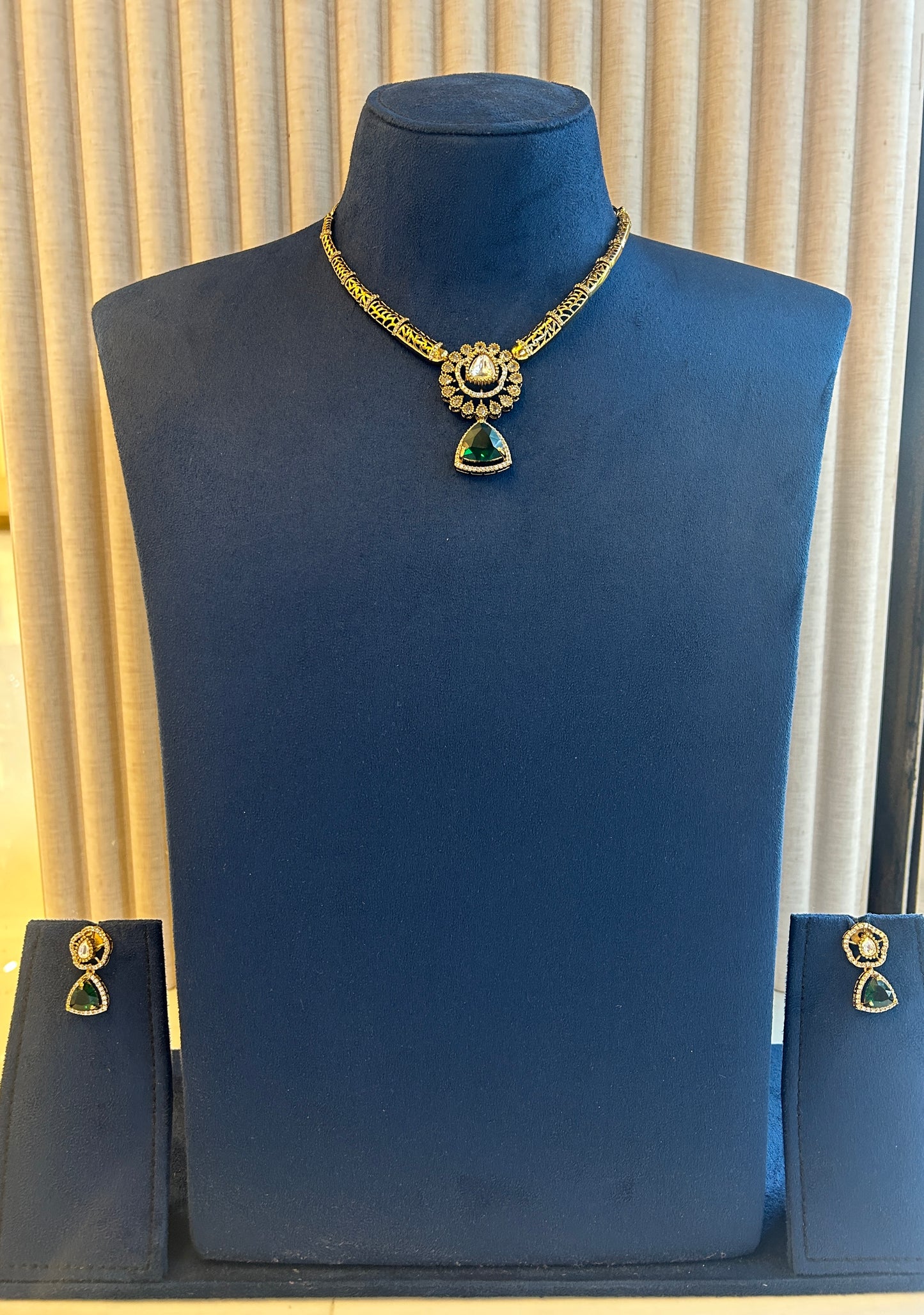Rental Bridal green emerald Necklace