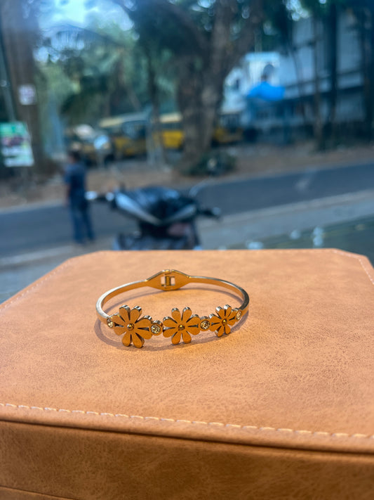 Flower bangle
