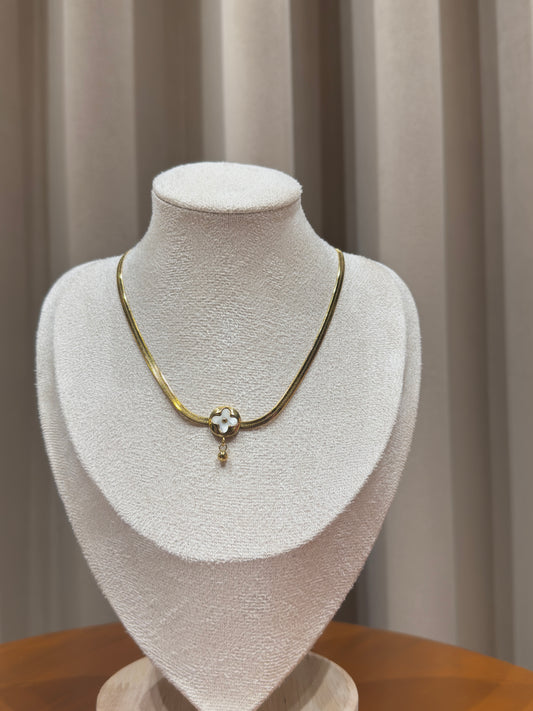 Gold snake chain clover pandent