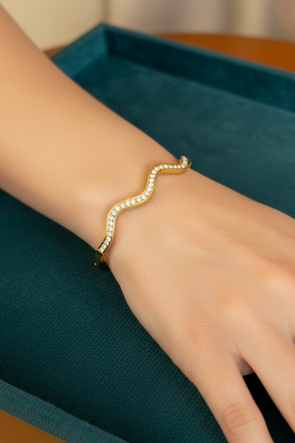 Gold wavy stone bangle
