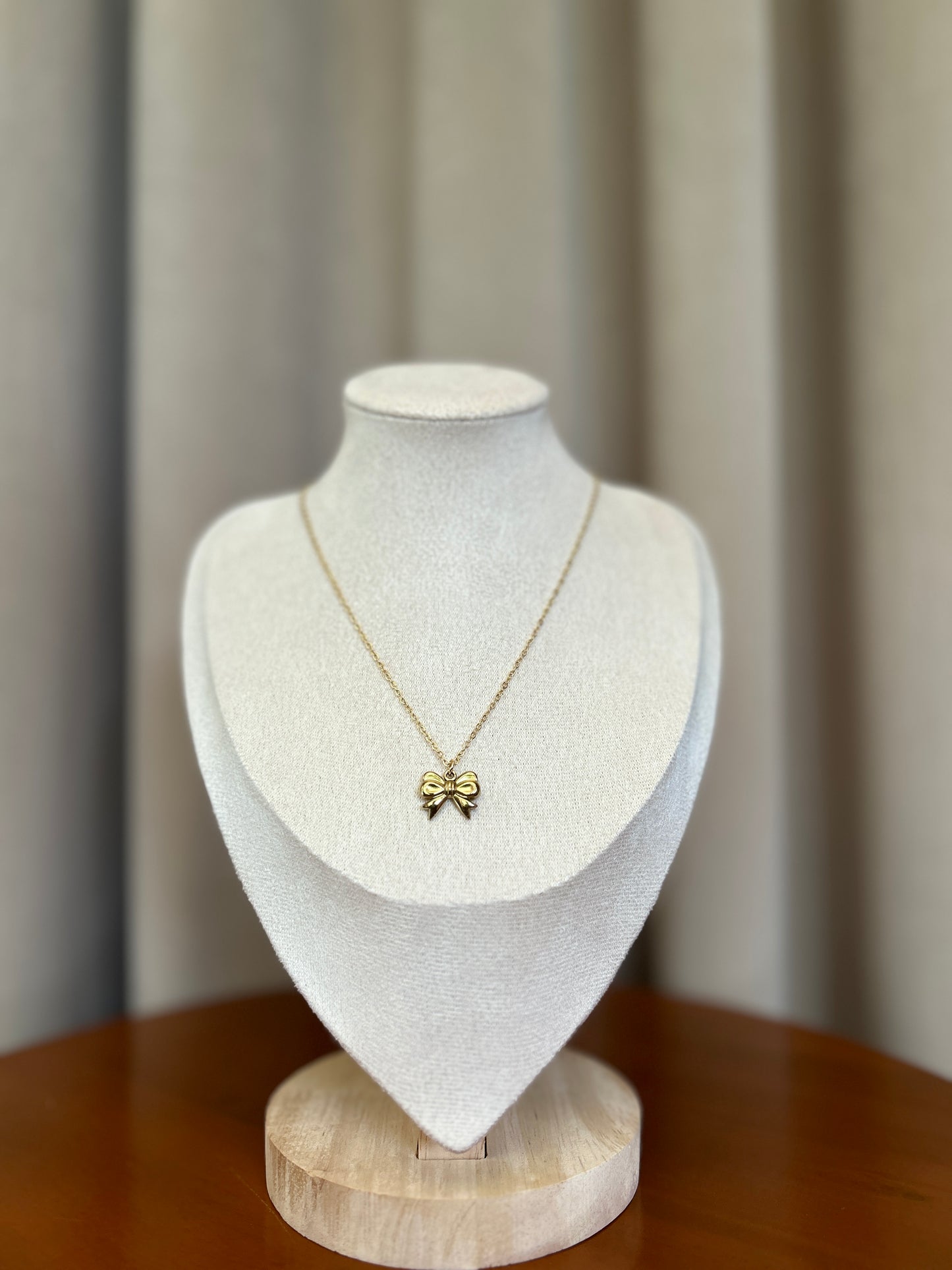 Bow necklace
