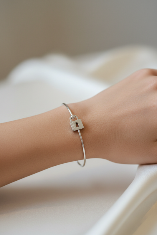 Elegant lock bangle