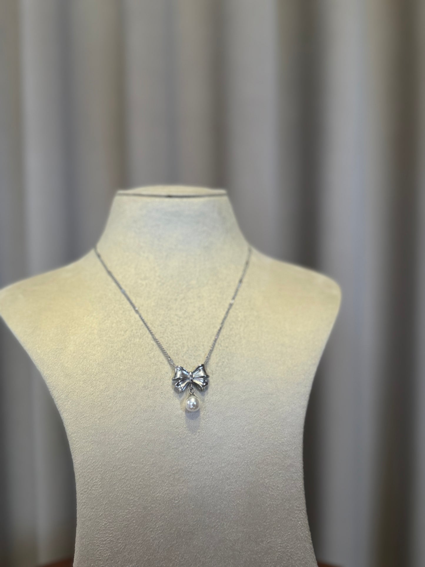 Bow with pearl Necklace - Silver