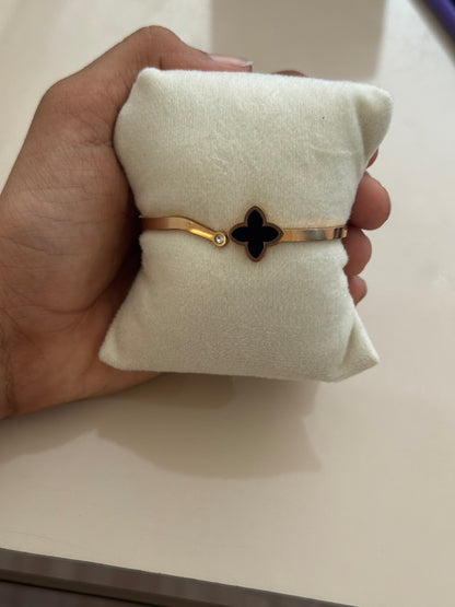 Clover rose gold bangle