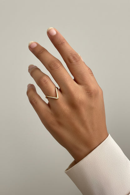 V ring gold