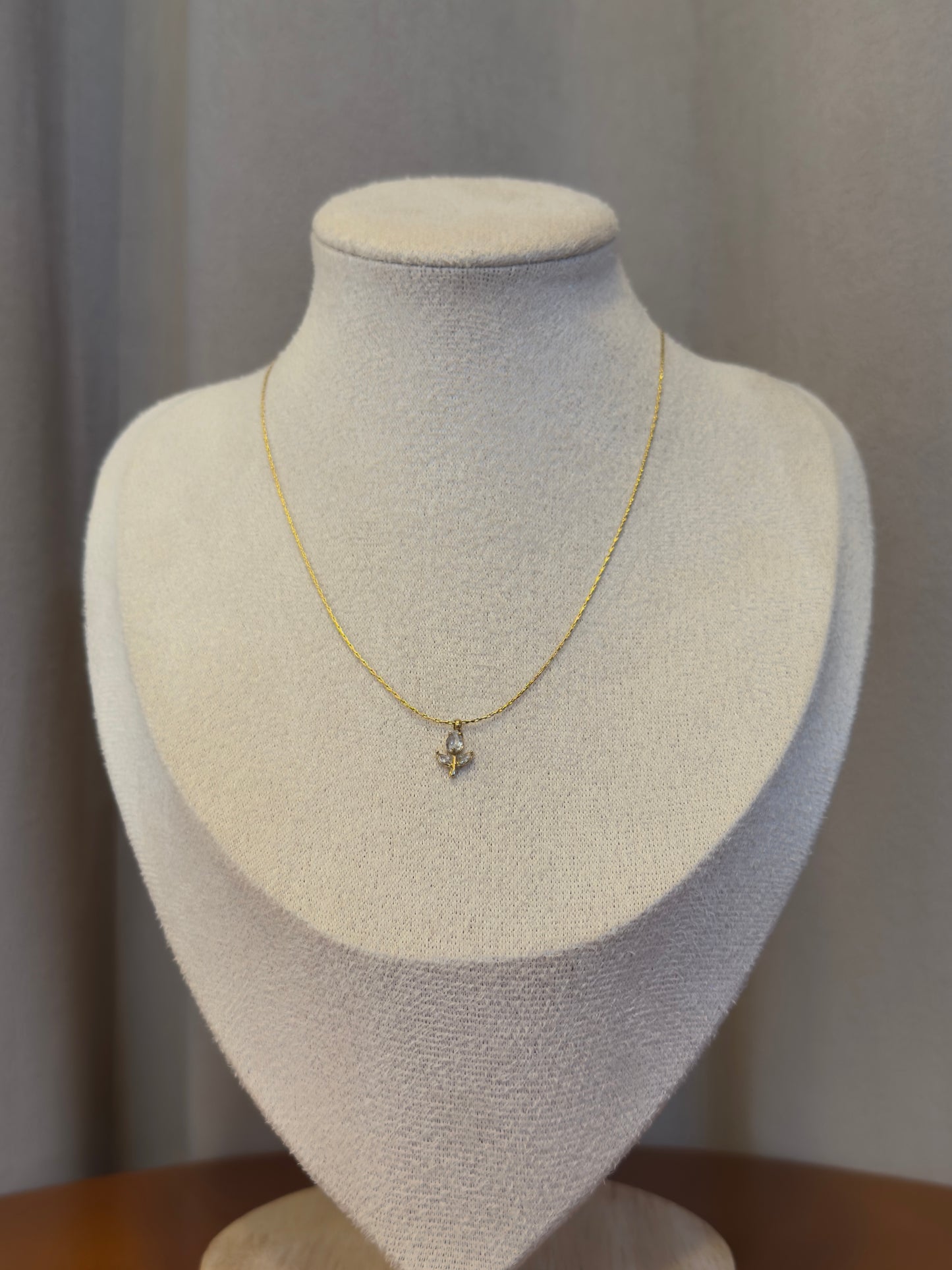 White tulip necklace