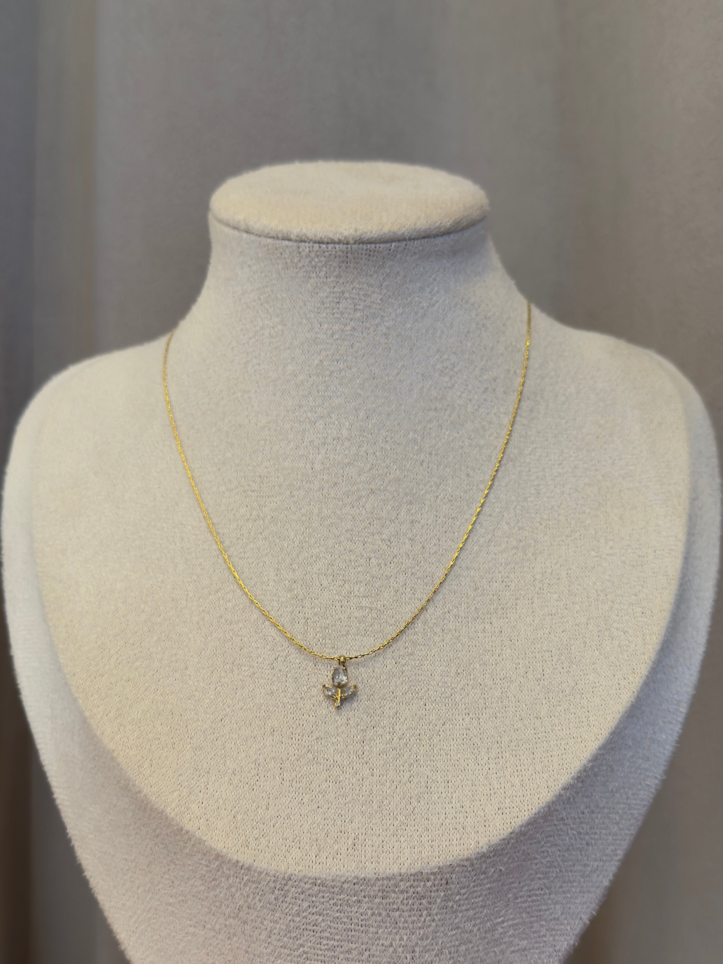 White tulip necklace