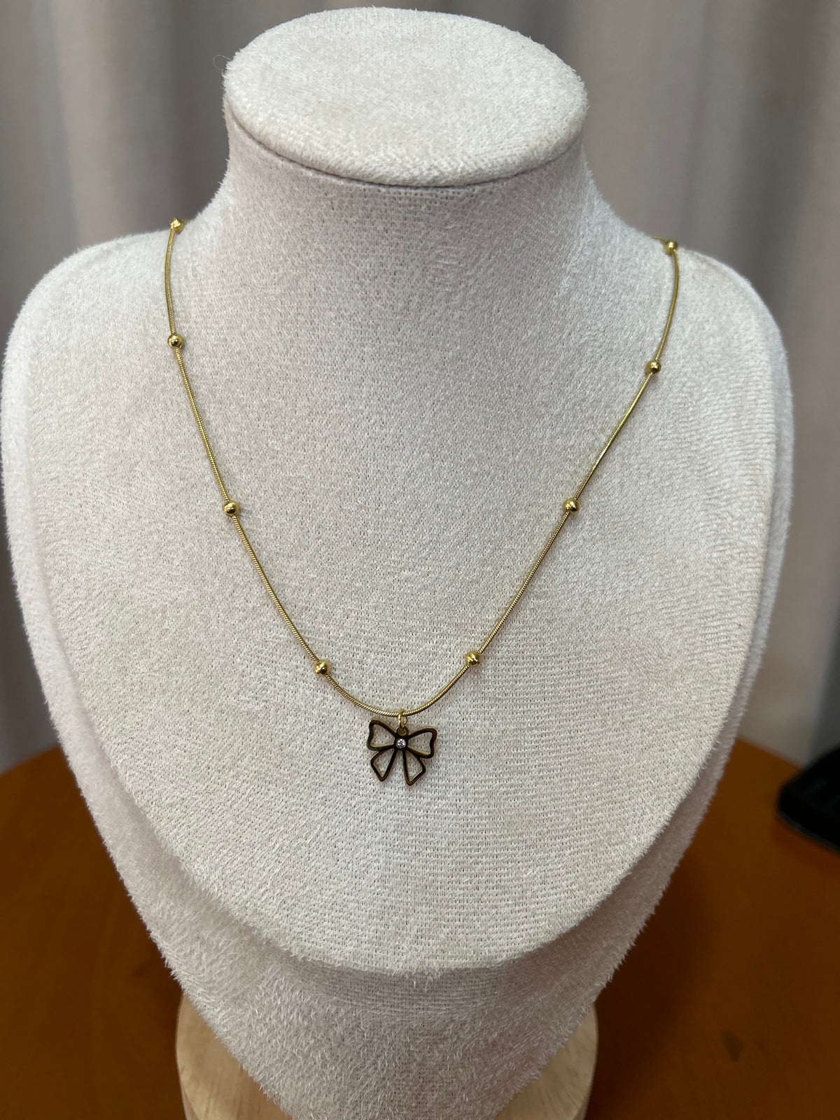 Bow necklace