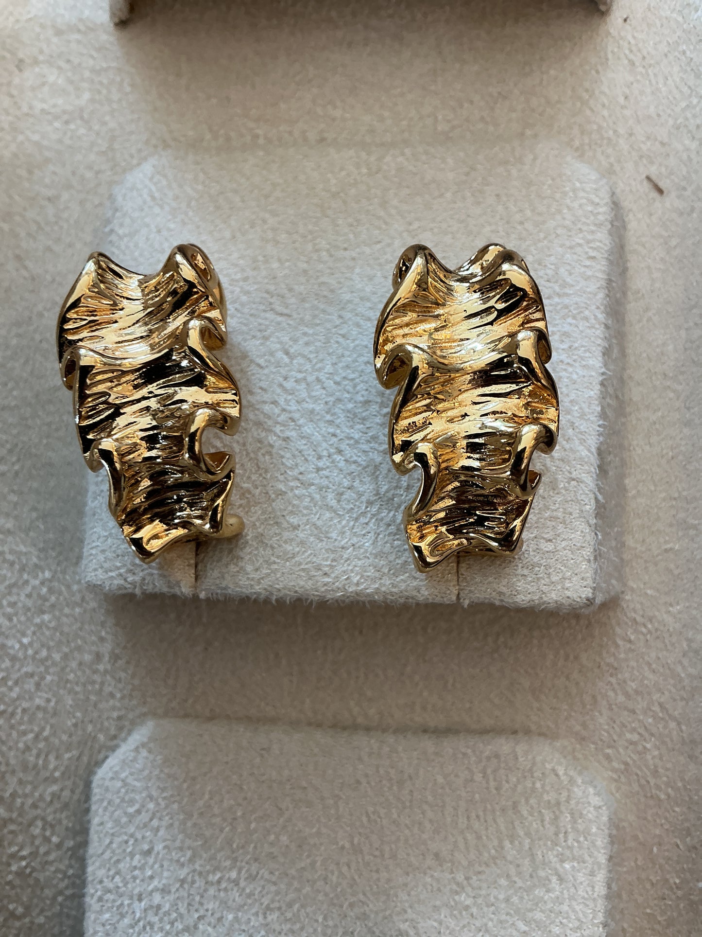 Wave earing