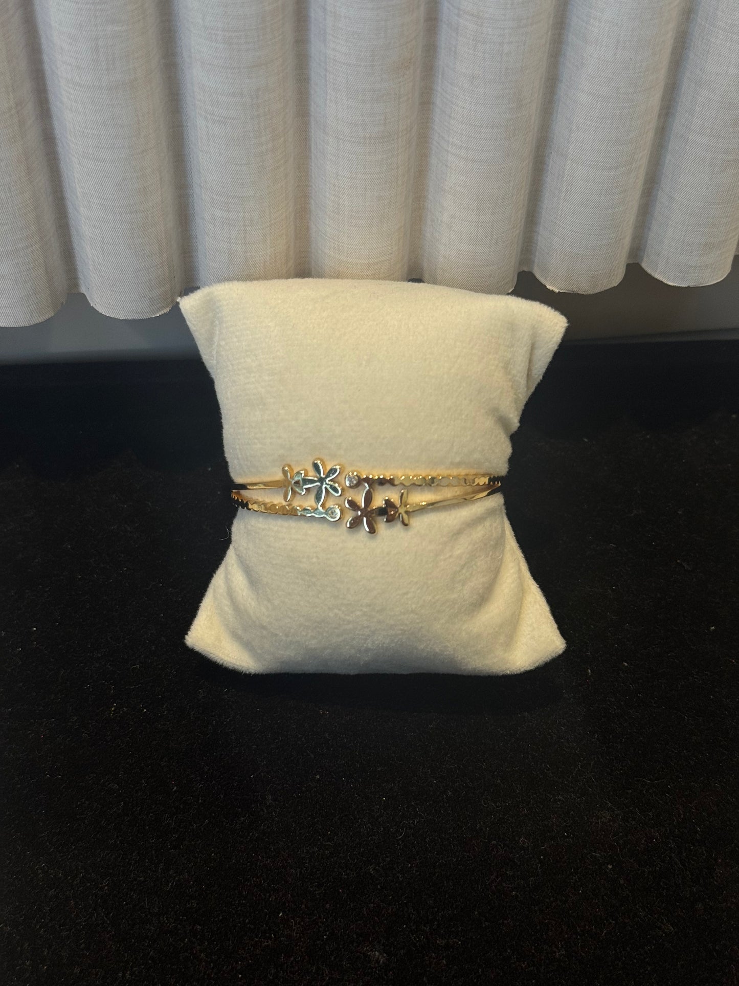 Flower bangle