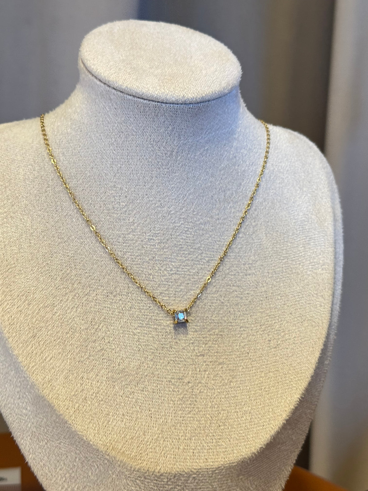 Elara necklace