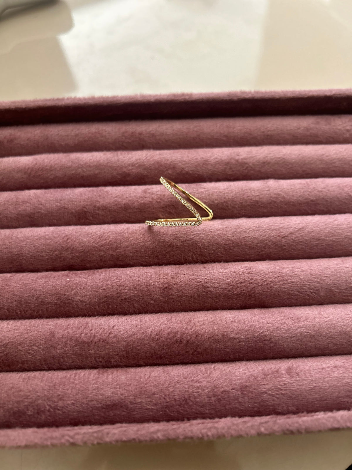 V ring gold