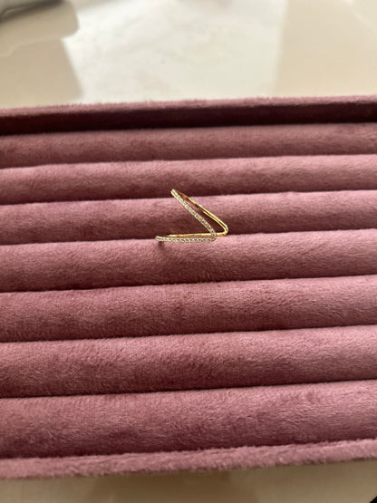V ring gold