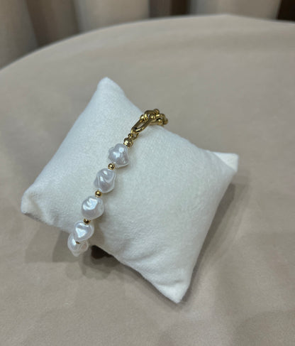 Charm bracelet with pearls