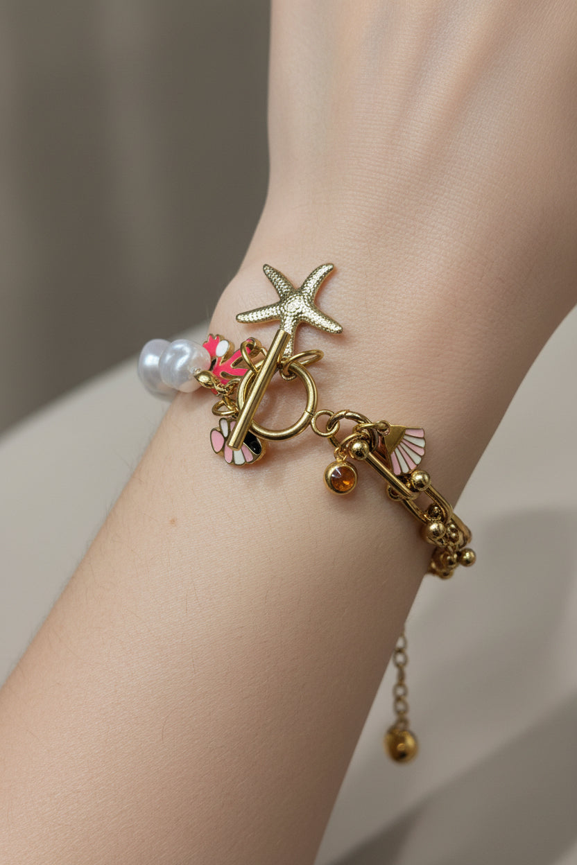 Charm bracelet with pearls