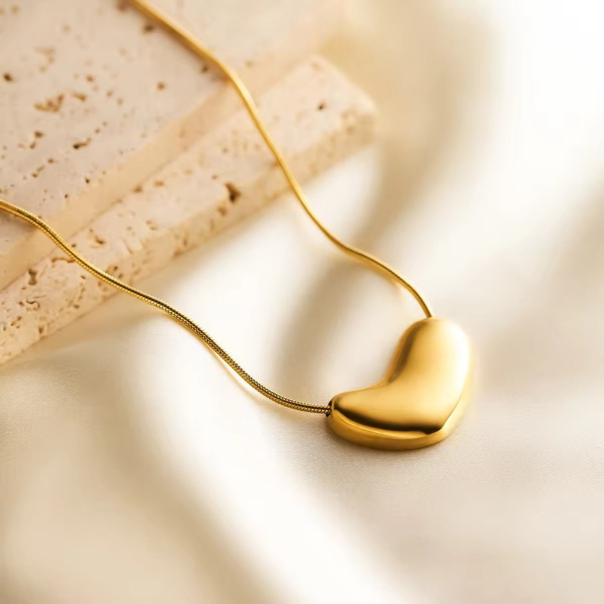 Heart pendant necklace