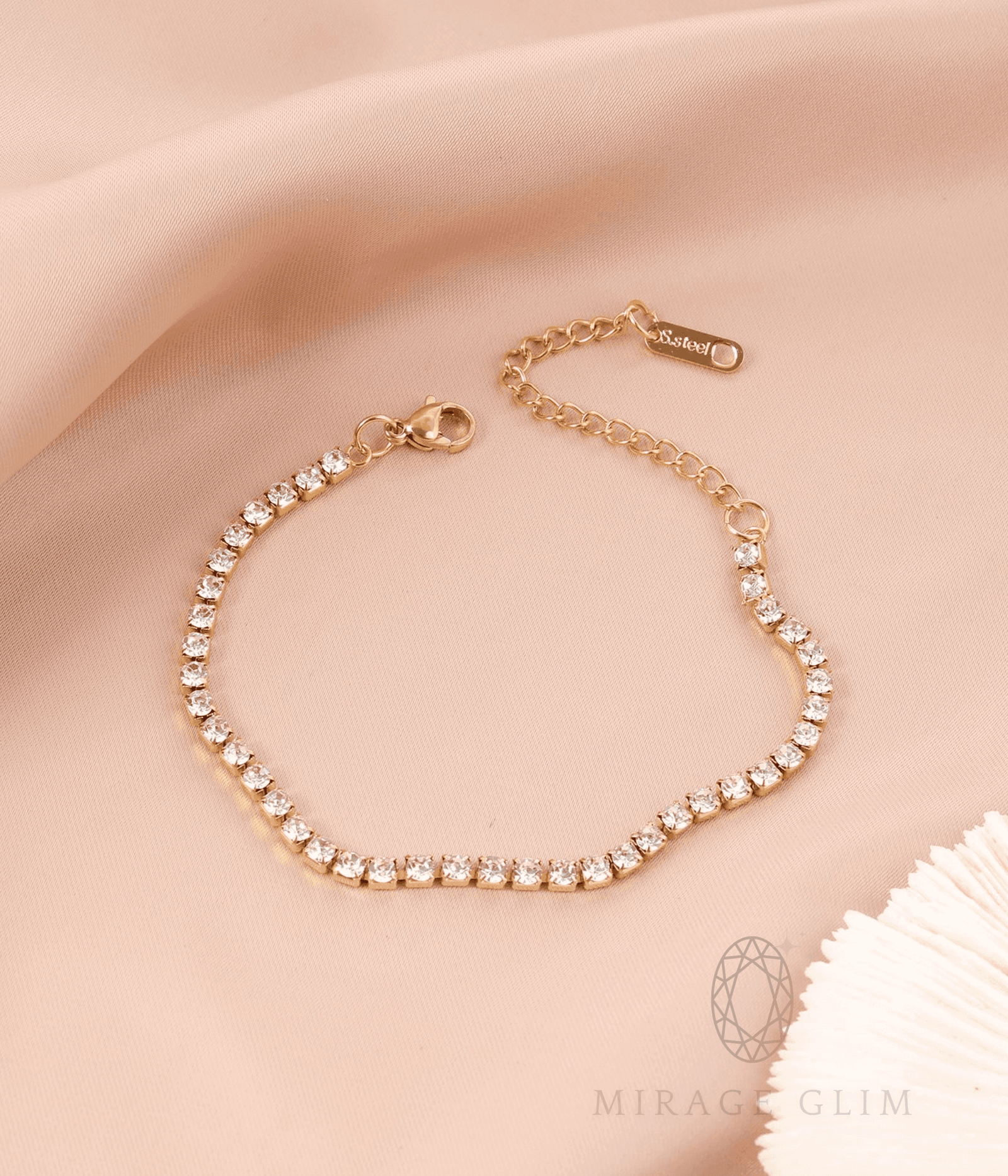 Refined gold bracelet with subtle continuous sparkle